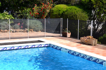 Sécurisez votre piscine avec une clôture adaptée 